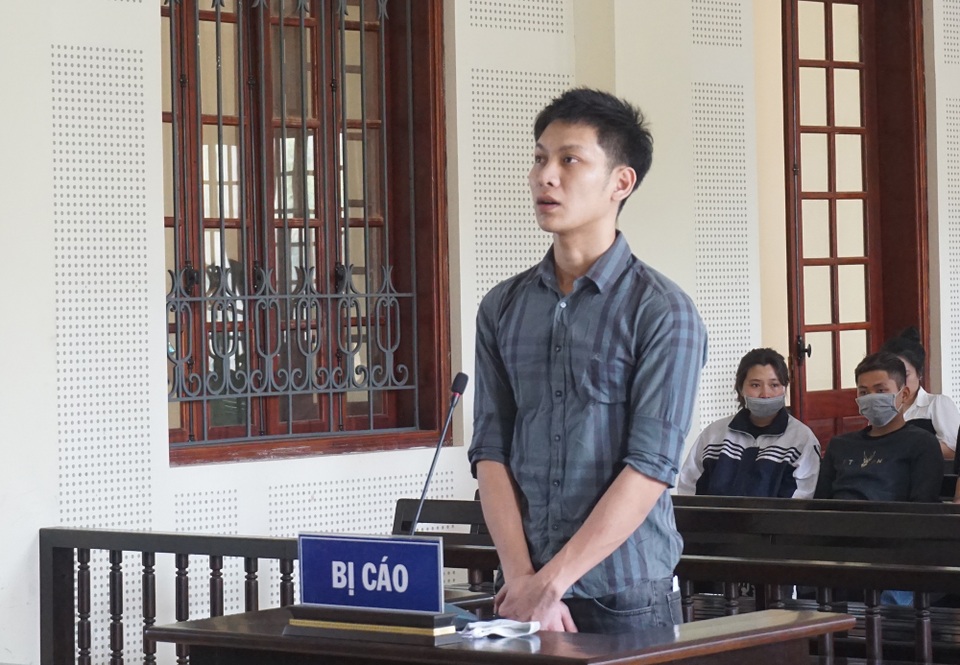 Nam thanh niên tẩm xăng đốt đồng nghiệp vì món nợ 2,5 triệu đồng - 1 Nam thanh niên tẩm xăng đốt đồng nghiệp vì món nợ 2,5 triệu đồng - 1