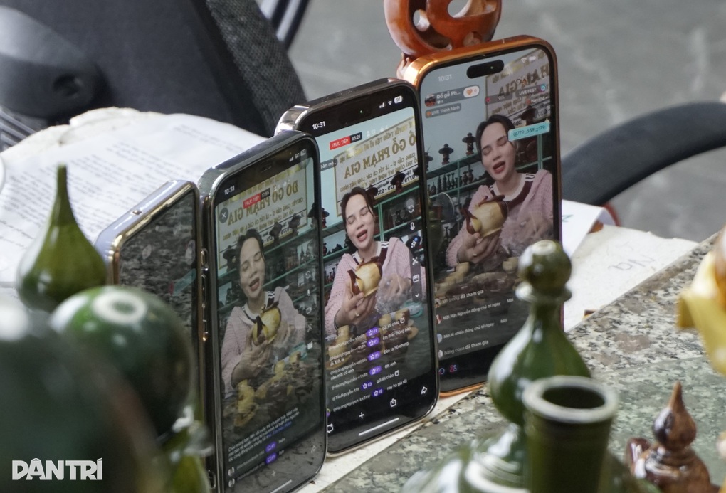 Thợ gỗ làm liều, cả làng livestream bán hàng để giữ nghề - 3 Thợ gỗ làm liều, cả làng livestream bán hàng để giữ nghề - 3