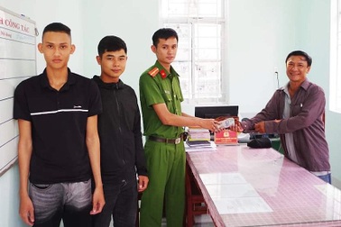 Nhặt được 50 triệu đồng, 2 thanh niên trả lại người đánh rơi