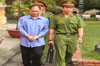 Mâu thuẫn chỗ đậu xe, tài xế taxi Vinasun đâm chết xe ôm