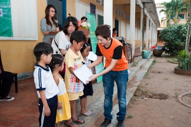 Thúy Vinh dẫn học trò đi làm từ thiện