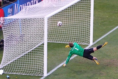 So sánh hai tình huống dứt điểm của Geoff Hurst và Lampard