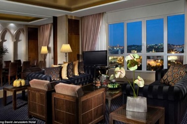 Tổng thống Trump nghỉ trong phòng chịu được bom khi ở Israel