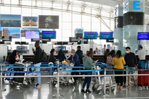 Một khách nam ngã từ tầng 3 sân bay Nội Bài xuống đất