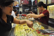 Giá vàng “loay hoay” tìm xu hướng