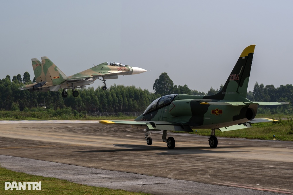 SU-30MK2 cất cánh tại sân bay Kép làm nhiệm vụ trinh sát thời tiết - 8 SU-30MK2 cất cánh tại sân bay Kép làm nhiệm vụ trinh sát thời tiết - 8