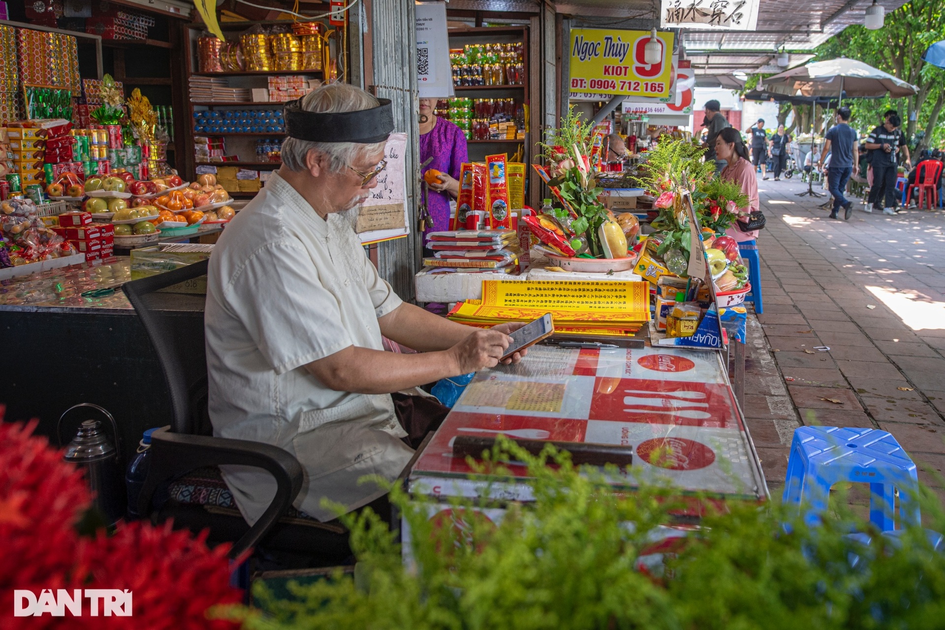 Phủ Tây Hồ vắng vẻ ngày Rằm tháng Bảy - 3 Phủ Tây Hồ vắng vẻ ngày Rằm tháng Bảy - 3