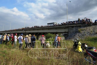 Phát hiện một xác chết dưới sông, cổ đeo đầy đá 