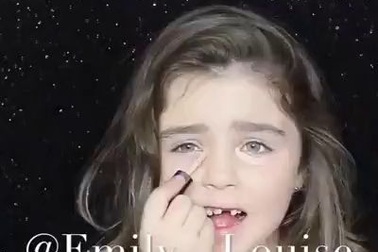 Clip thư giãn: Xem "phù thủy nhí" trang điểm cực dễ thương