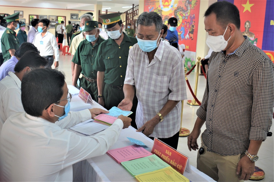 Người dân đất Mũi háo hức đi vỏ lãi bầu cử tại Cột cờ Hà Nội ở Mũi Cà Mau - 6 Người dân đất Mũi háo hức đi vỏ lãi bầu cử tại Cột cờ Hà Nội ở Mũi Cà Mau - 6