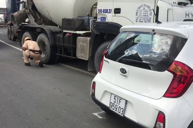Tài xế kêu cứu vì bị xe bồn tông quay vòng trên cầu vượt