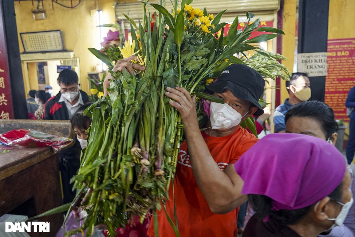 Đông đảo du khách lễ chùa Bà Thiên Hậu ở Bình Dương dịp rằm tháng Giêng - 7 Đông đảo du khách lễ chùa Bà Thiên Hậu ở Bình Dương dịp rằm tháng Giêng - 7