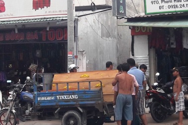 Cha chết trong tư thế treo cổ, con 7 tuổi chết trong thùng nước