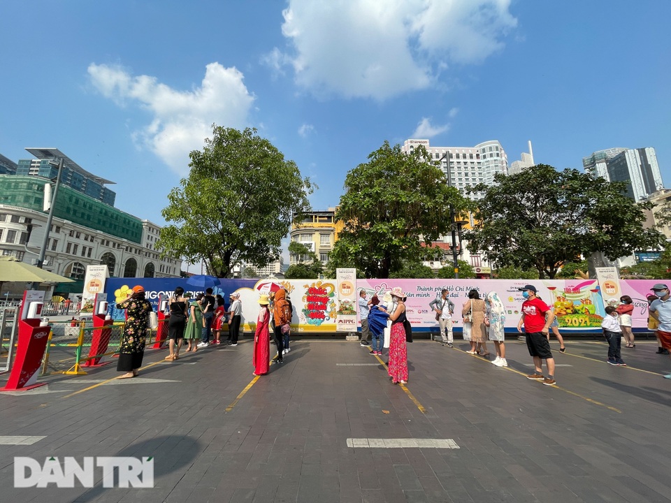 Người Sài Gòn đội nắng, đeo khẩu trang du xuân đường hoa Nguyễn Huệ - 8 Người Sài Gòn đội nắng, đeo khẩu trang du xuân đường hoa Nguyễn Huệ - 8