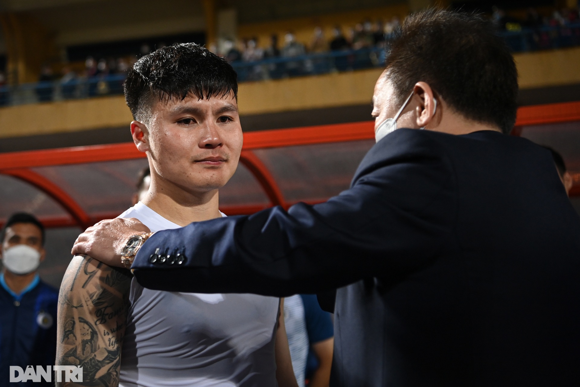 Quang Hải mắt đỏ hoe, ngậm ngùi nhìn khán giả trong ngày chia tay V-League - 13 Quang Hải mắt đỏ hoe, ngậm ngùi nhìn khán giả trong ngày chia tay V-League - 13