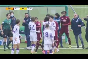 Hai CLB lao vào hỗn chiến vì hành vi phi thể thao