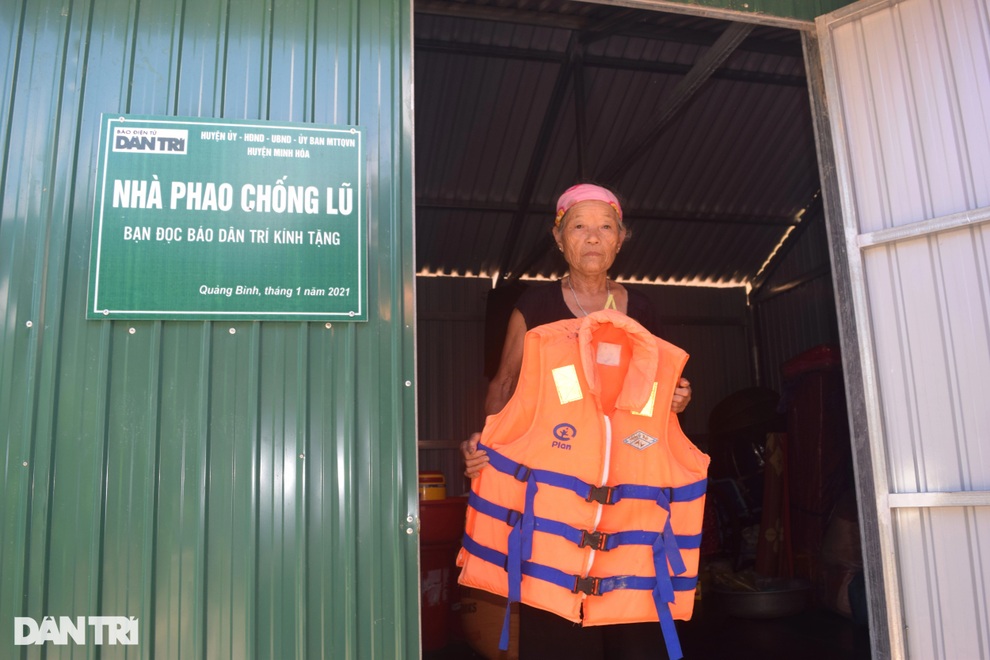 Xóm Nhà phao Báo Dân trí: Người dân chất gạo chuẩn bị đối phó mưa lũ - 2 Xóm Nhà phao Báo Dân trí: Người dân chất gạo chuẩn bị đối phó mưa lũ - 2