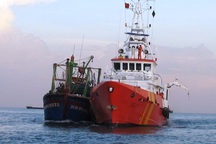 Nỗ lực cứu 5 ngư dân bị chìm tàu trên biển