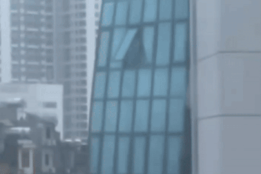 Vì sao kính nhiều nhà cao tầng, chung cư vỡ vụn trong bão?