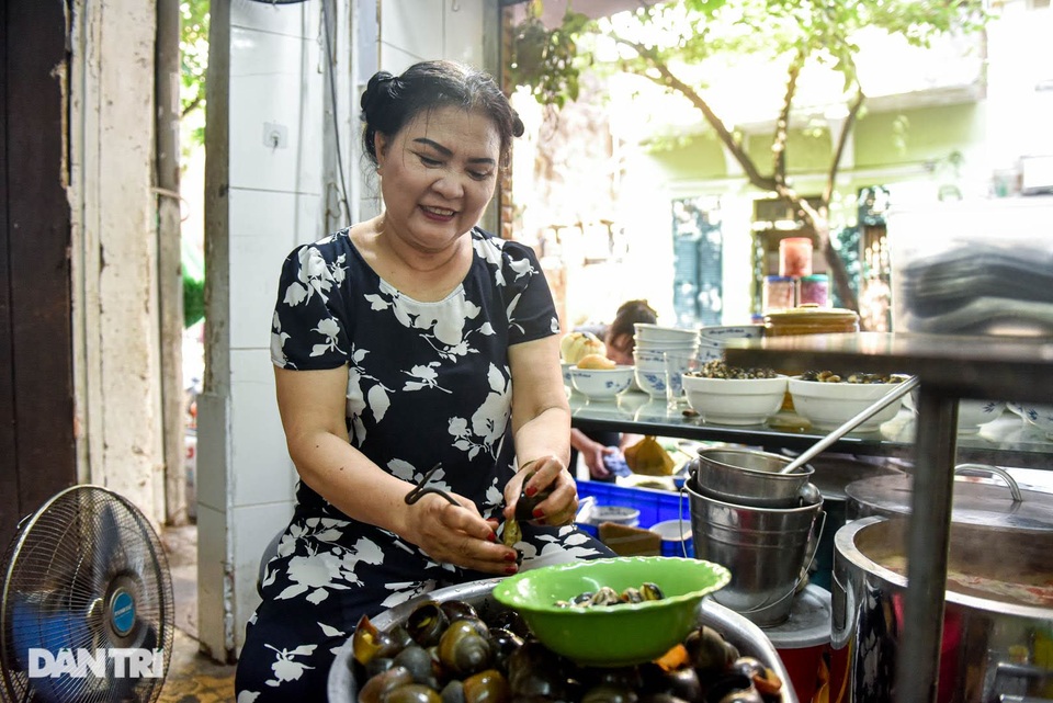 Quán bún ốc nguội gia truyền 3 đời, bà chủ U70 gẩy ốc điệu nghệ như múa - 1 Quán bún ốc nguội gia truyền 3 đời, bà chủ U70 gẩy ốc điệu nghệ như múa - 1