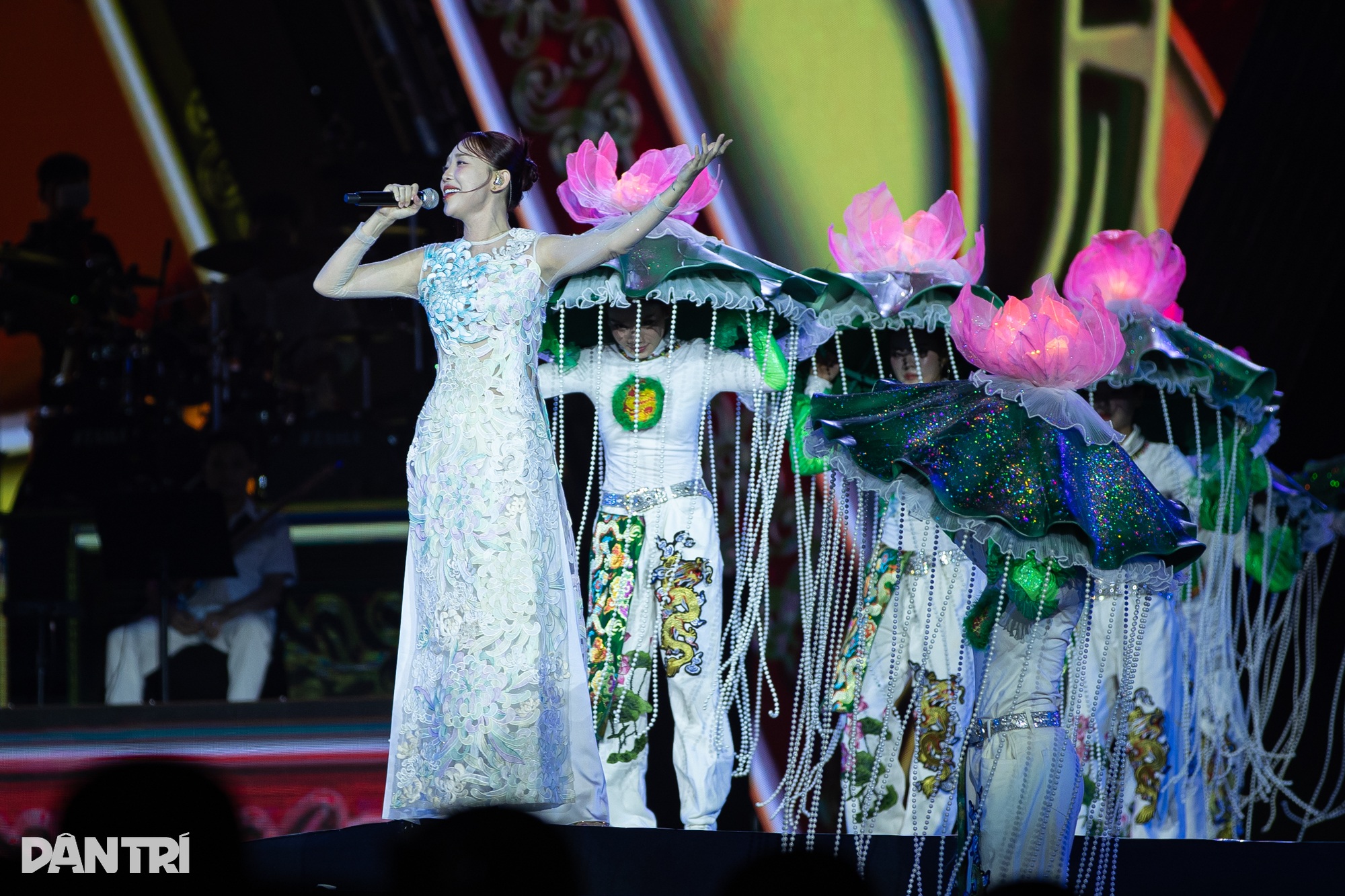 Hơn 50.000 khán giả hoà nhịp đập yêu nước cùng concert Tổ quốc trong tim - 6 Hơn 50.000 khán giả hoà nhịp đập yêu nước cùng concert Tổ quốc trong tim - 6