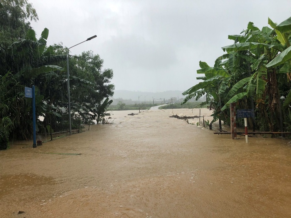 Hàng ngàn người đang bị cô lập vì nước lũ dâng cao - 3 Hàng ngàn người đang bị cô lập vì nước lũ dâng cao - 3