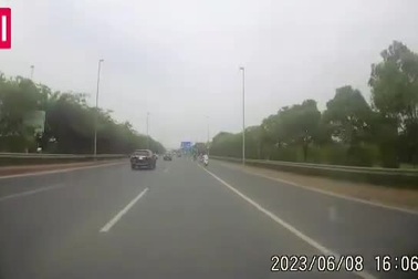 Lách khe hẹp để vượt, xe tải gây va chạm rồi bỏ chạy