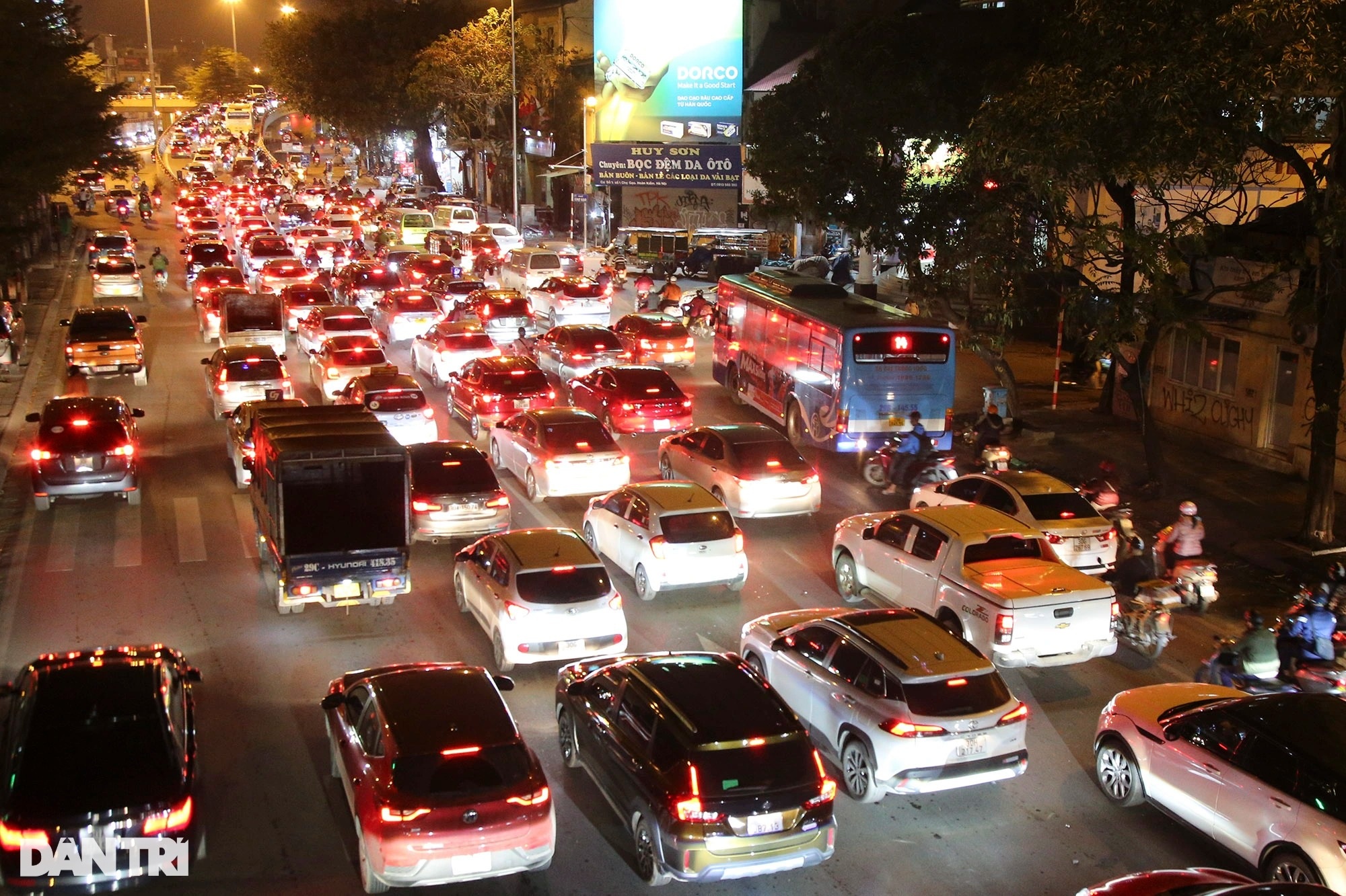 Nhiều tuyến phố trung tâm Hà Nội ùn ứ nghiêm trọng những ngày giáp Tết - 13 Nhiều tuyến phố trung tâm Hà Nội ùn ứ nghiêm trọng những ngày giáp Tết - 13