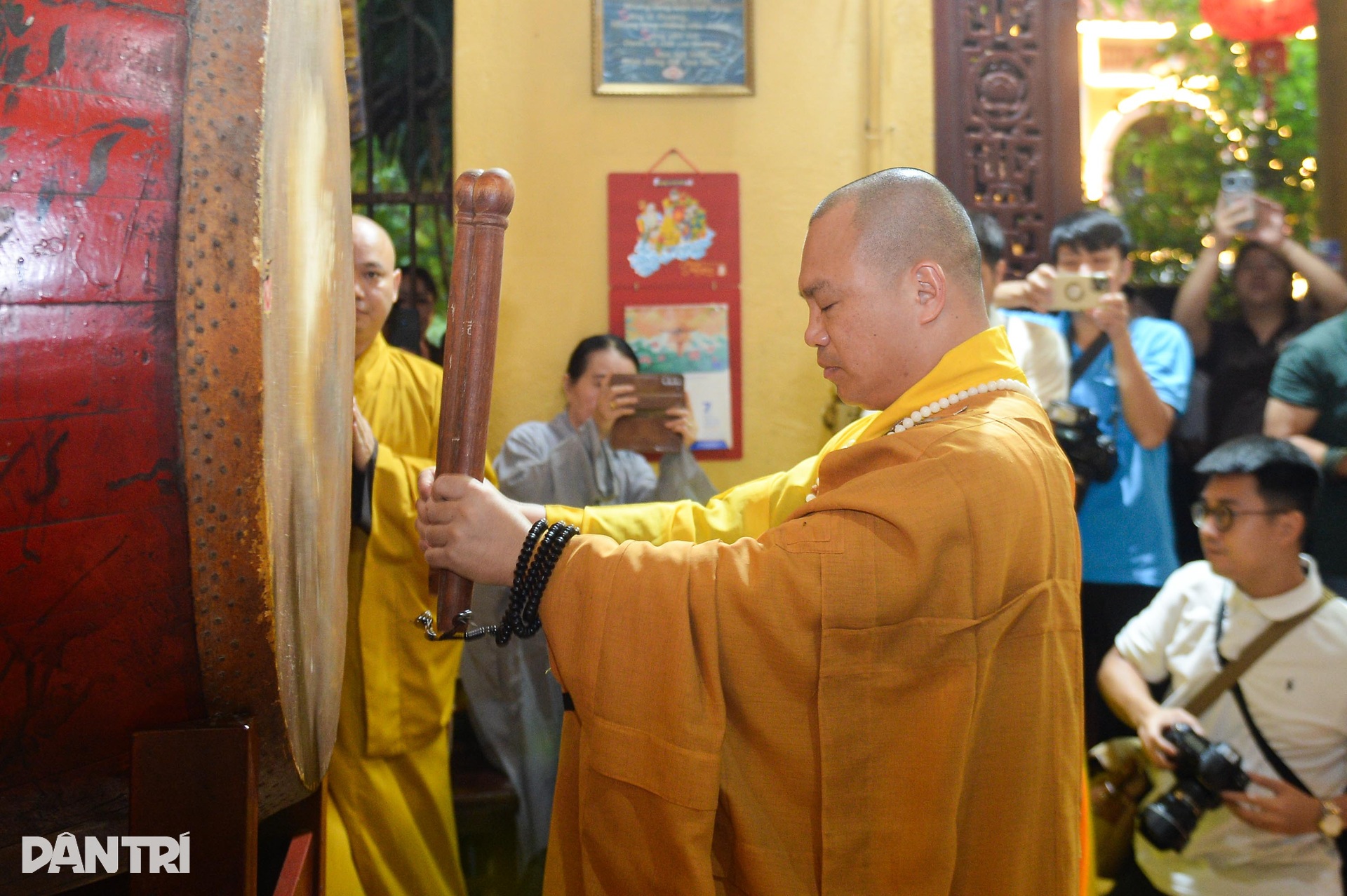 Ba hồi chuông, trống bát nhã cầu Quốc thái dân an trong ngày lịch sử - 4 Ba hồi chuông, trống bát nhã cầu Quốc thái dân an trong ngày lịch sử - 4