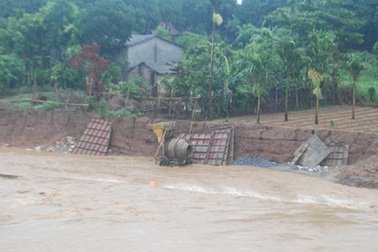 Lào Cai: Mưa dữ dội, nước sông Hồng dâng cao