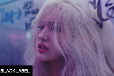 "Bông hồng lai" Jeon Somi xinh đẹp trong "Dumb Dumb"