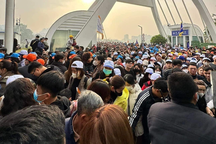 Hàng vạn khách Việt xuất ngoại Trung Quốc qua cửa khẩu quốc tế Lào Cai