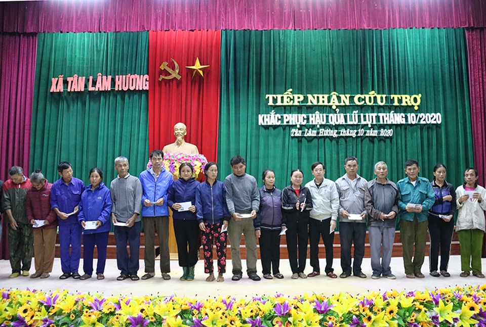 Bạn đọc Dân trí giúp đỡ người dân Hà Tĩnh bị lũ lụt 400 triệu đồng - 8 Bạn đọc Dân trí giúp đỡ người dân Hà Tĩnh bị lũ lụt 400 triệu đồng - 8