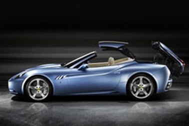 Hình ảnh Ferrari California với mui cứng xếp 