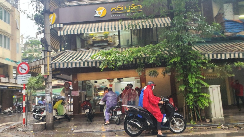Trời mưa dông cũng không ngăn nổi dân Hà Nội đi ăn sáng, cà phê sau cách ly - 1 Trời mưa dông cũng không ngăn nổi dân Hà Nội đi ăn sáng, cà phê sau cách ly - 1