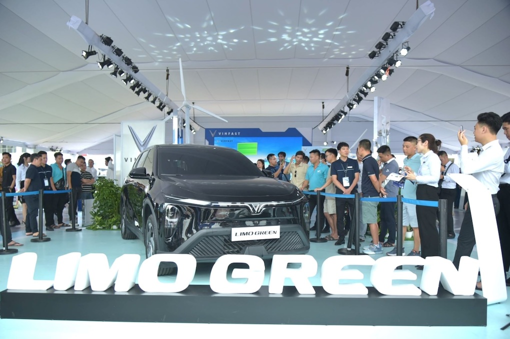 VinFast Limo Green xuất hiện tại sự kiện “Thu xăng - Đổi điện” - 1 VinFast Limo Green xuất hiện tại sự kiện “Thu xăng - Đổi điện” - 1