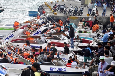 Nha Trang: Tháp cổ nghìn tuổi, bến tàu du lịch nhộn nhịp du khách