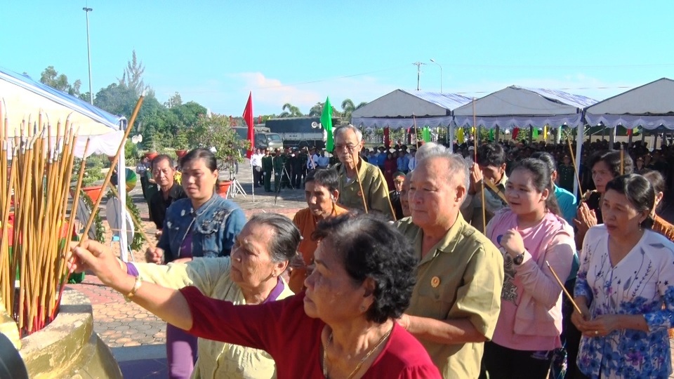 Cải táng 54 hài cốt liệt sĩ quân tình nguyện và chuyên gia Việt Nam - 3 Cải táng 54 hài cốt liệt sĩ quân tình nguyện và chuyên gia Việt Nam - 3