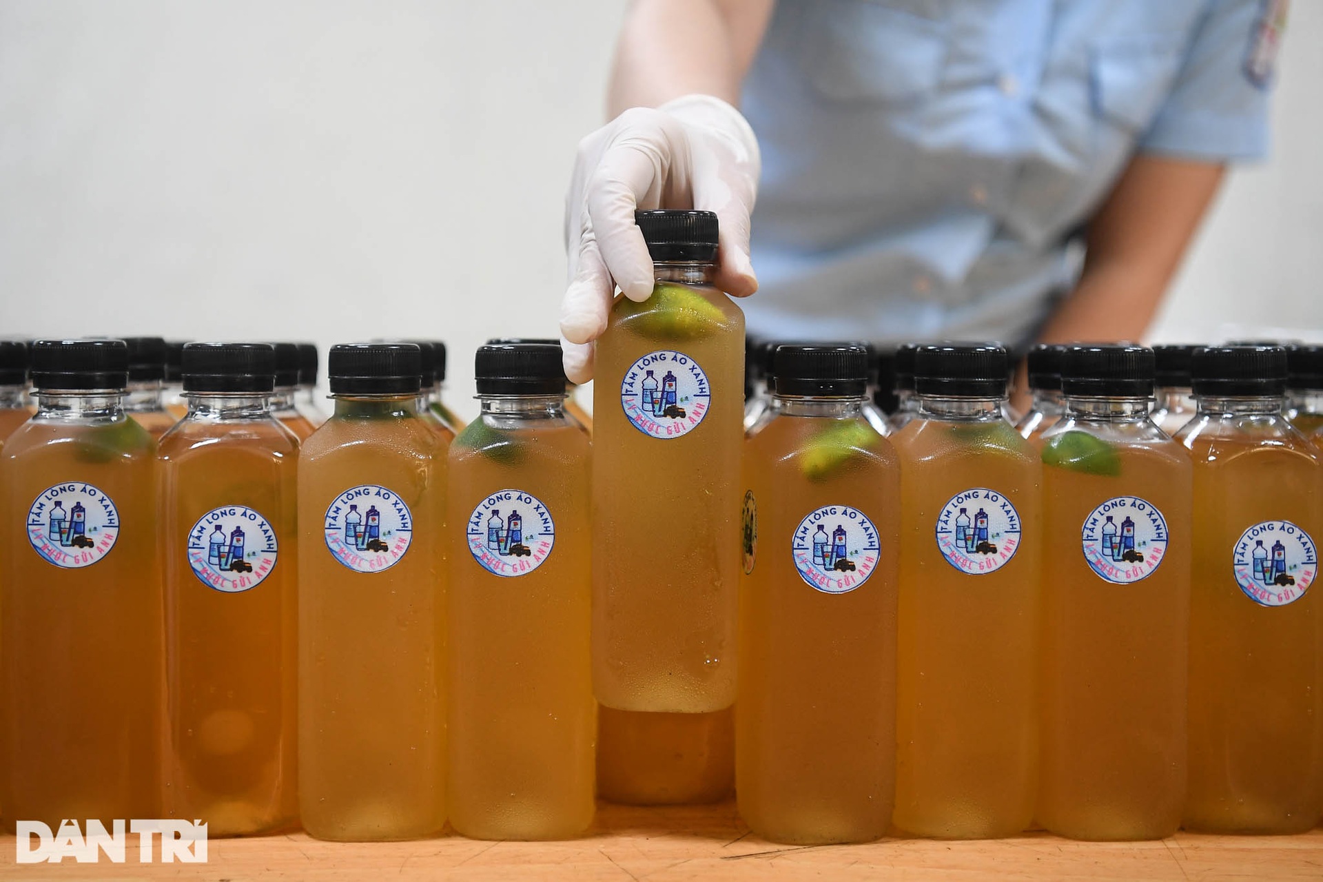 Chiến sĩ công an chống dịch bất ngờ nhận quà đặc biệt từ thanh niên Thủ đô - 2 Chiến sĩ công an chống dịch bất ngờ nhận quà đặc biệt từ thanh niên Thủ đô - 2