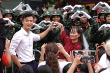 Cặp đôi cầu hôn khi đi xem diễu binh, chiến sĩ hô vang chúc mừng hạnh phúc