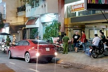 Đường phố náo loạn vì 2 nhóm hỗn chiến trước quán karaoke