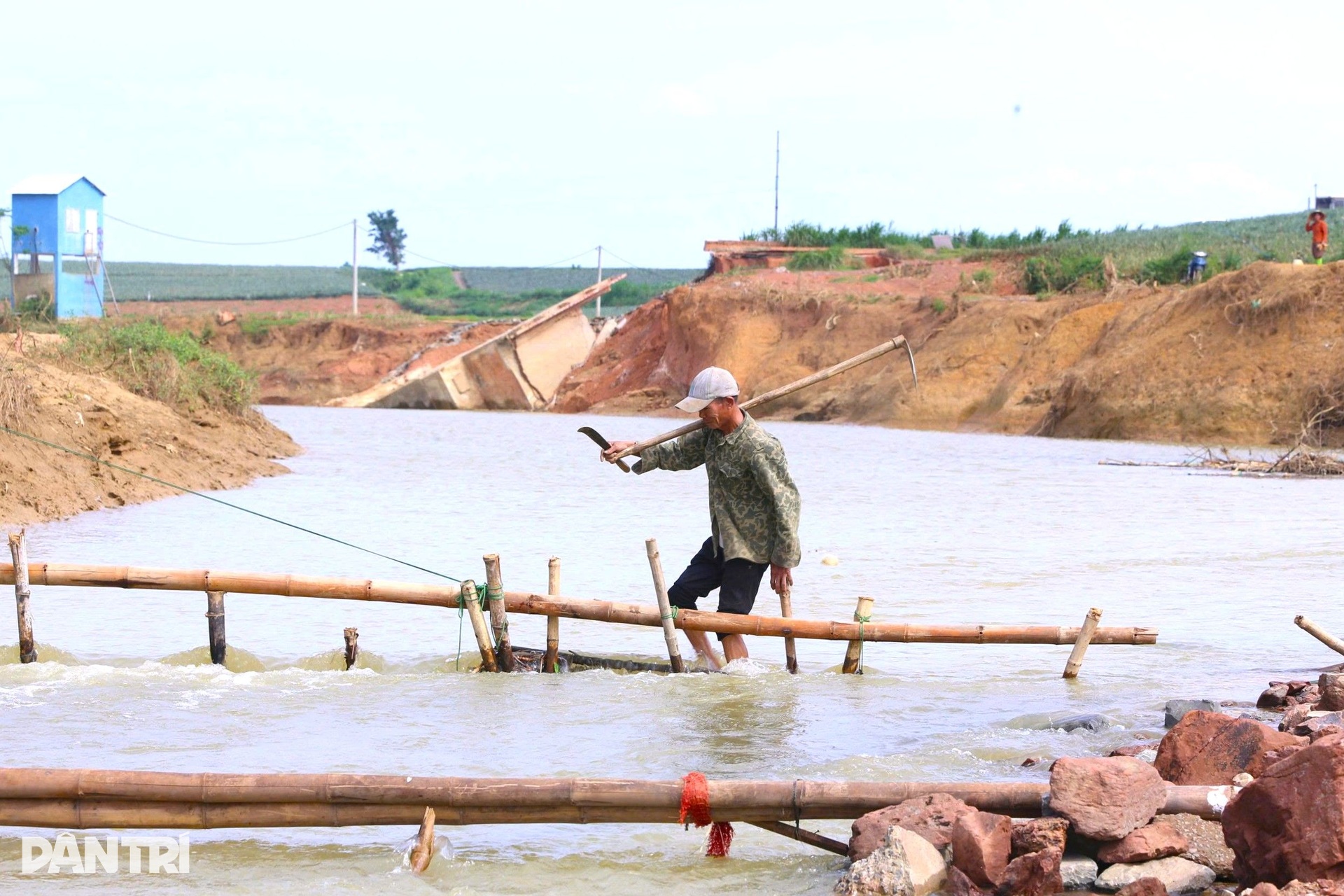Cầu sập sau bão, dân dựng cầu khỉ để qua lại, học sinh đi vòng hơn 10km - 11 Cầu sập sau bão, dân dựng cầu khỉ để qua lại, học sinh đi vòng hơn 10km - 11