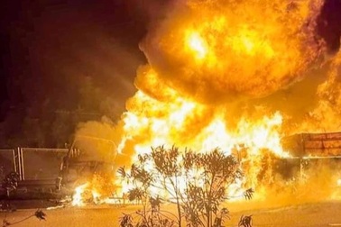 Ô tô tải bốc cháy ngùn ngụt lúc rạng sáng trên cao tốc Nội Bài - Lào Cai