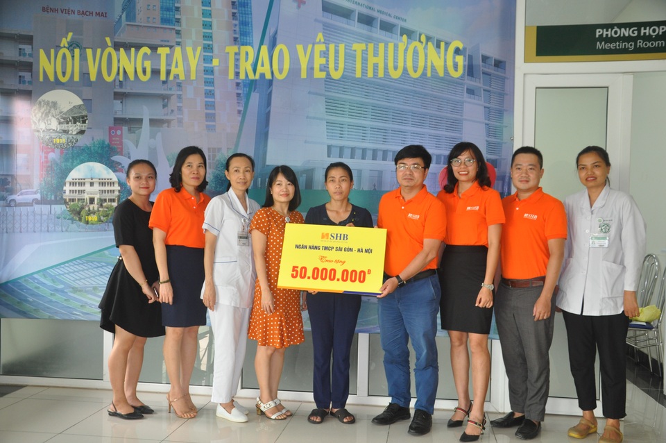 Bạn đọc Dân trí đưa cô gái suy thận vui mừng rời khỏi bệnh viện - 3 Bạn đọc Dân trí đưa cô gái suy thận vui mừng rời khỏi bệnh viện - 3