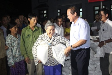 Bộ trưởng Trương Minh Tuấn “thưởng nóng” người hùng cứu người trong lũ