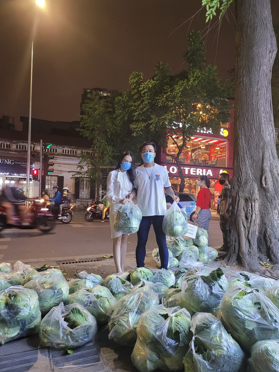 Ca sĩ Tuấn Hưng giải cứu 8 tấn nông sản cho nông dân Hải Dương - 2 Ca sĩ Tuấn Hưng giải cứu 8 tấn nông sản cho nông dân Hải Dương - 2