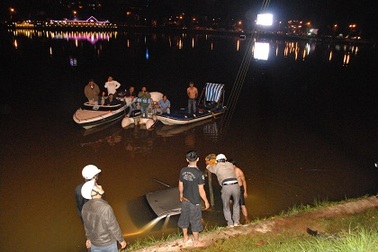 Ô tô tông liên tiếp 3 xe máy rồi lao thẳng xuống hồ