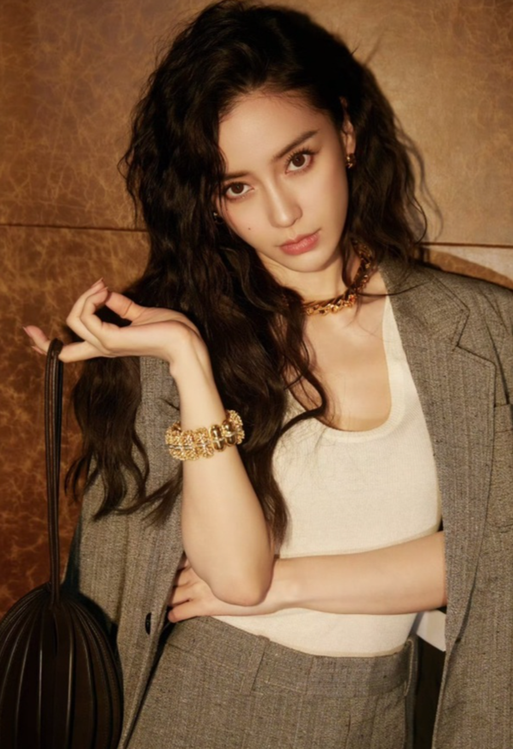 Đang bị phong sát ngầm, Angelababy bất ngờ ghi điểm nhờ một hành động - 1 Đang bị phong sát ngầm, Angelababy bất ngờ ghi điểm nhờ một hành động - 1
