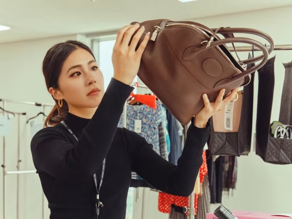 Bí kíp phát hiện đồ giả giống như thật của cô gái kiểm chứng hàng hiệu - 1 Bí kíp phát hiện đồ giả giống như thật của cô gái kiểm chứng hàng hiệu - 1