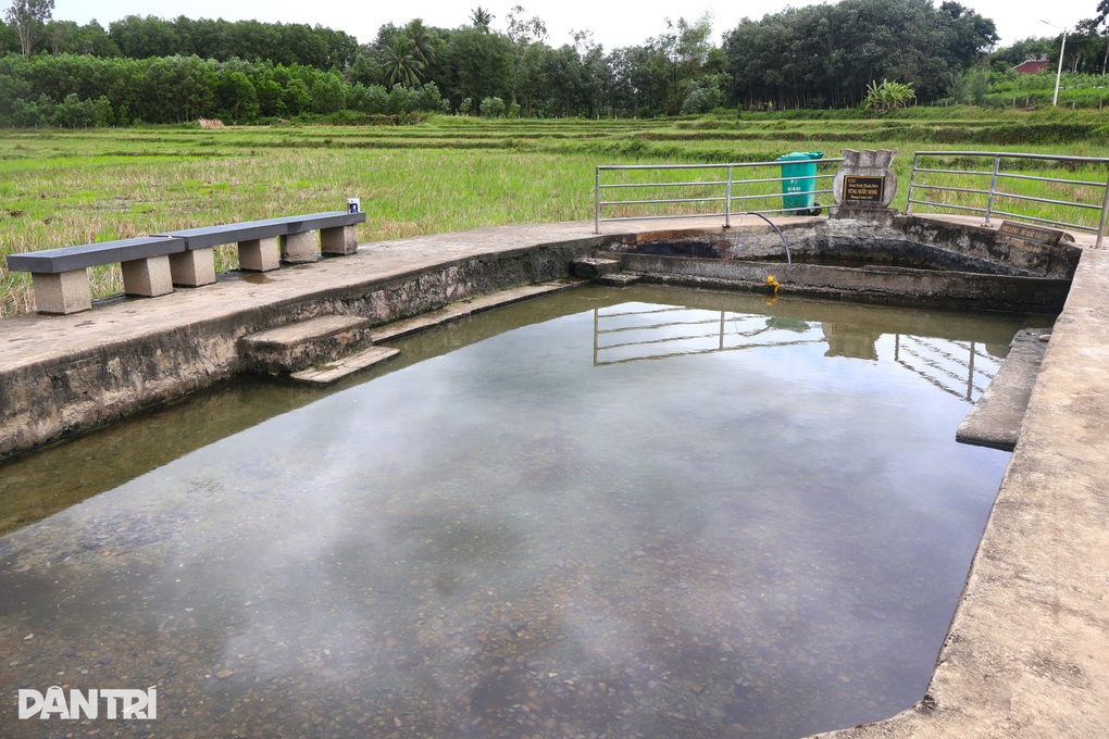 ຖັງນ້ຳຕົ້ມ ແລະ ສູບຢາທັງກາງເວັນ ແລະ ກາງຄືນ ຢູ່ນະຄອນດານັງ - 1 Bể nước tự sôi, bốc khói ngày đêm ở Đà Nẵng - 1